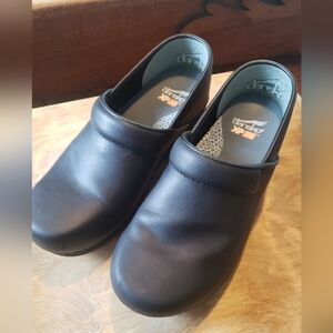 Dansko XP 2.0 clogs